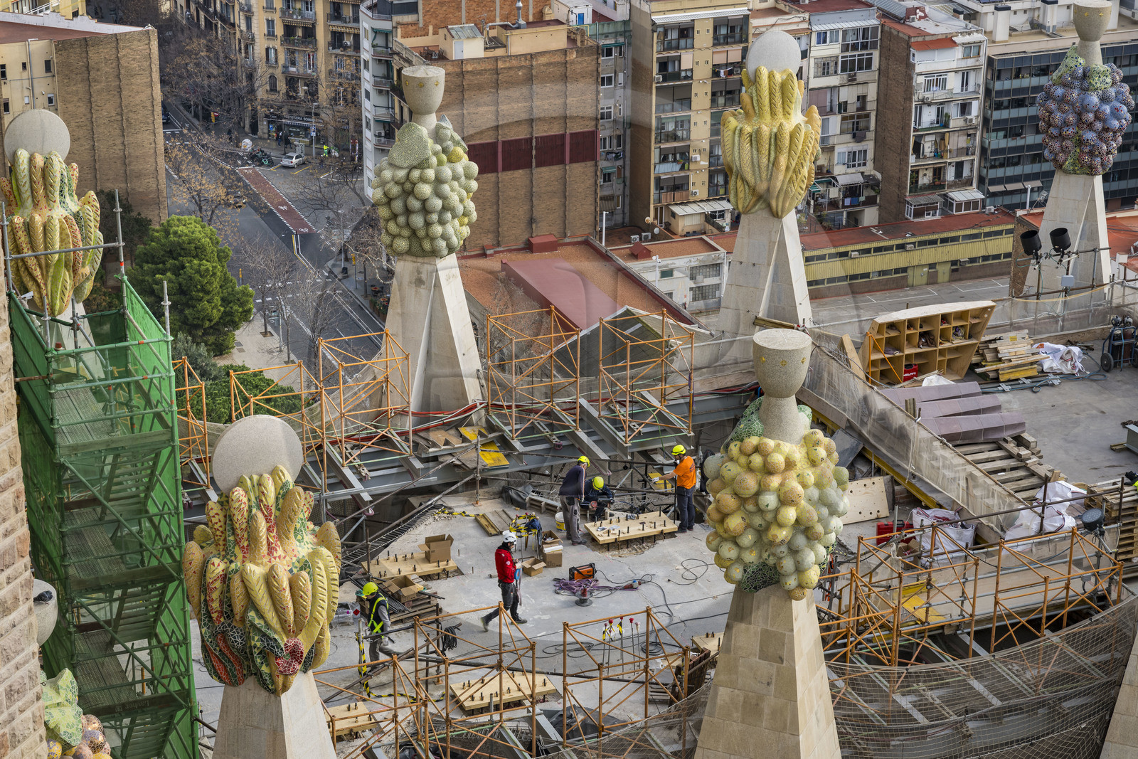 Espagne, Catalogne, Barcelone, quartier de l'Eixample, basilique de la Sagrada Familia de l'architecte du modernisme catalan Antoni Gaudi classée Patrimoine Mondial de l'UNESCO, sommets surmontés de mosaïques en forme de fruits entourant le chantier sur le toit de la nef à l'arrière de la future facade de la Gloire
