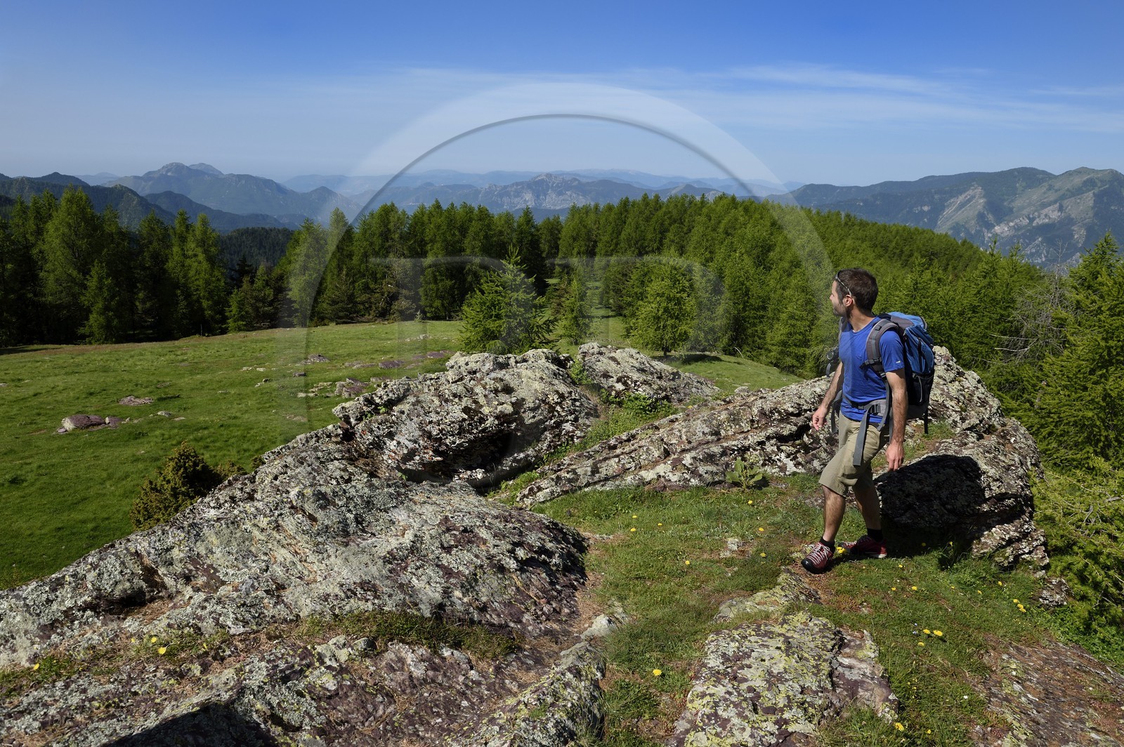 France, Alpes-Maritimes (06), parc national du Mercantour, Haute-Vésubie, vallon de la Gordolasque, vue vers le sud et la mer, le guide de randonnée Gabriel Rougerie au lieu dit Terre Rouge