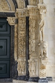 Croatie, Dalmatie, côte dalmate, Trogir, centre historique classé Patrimoine Mondial de l'UNESCO, portail occidental, joyau du sanctuaire, sculpté à partir de 1240 de la Cathédrale Saint Laurent de Trogir, sculpture d'Adam et bas-reliefs