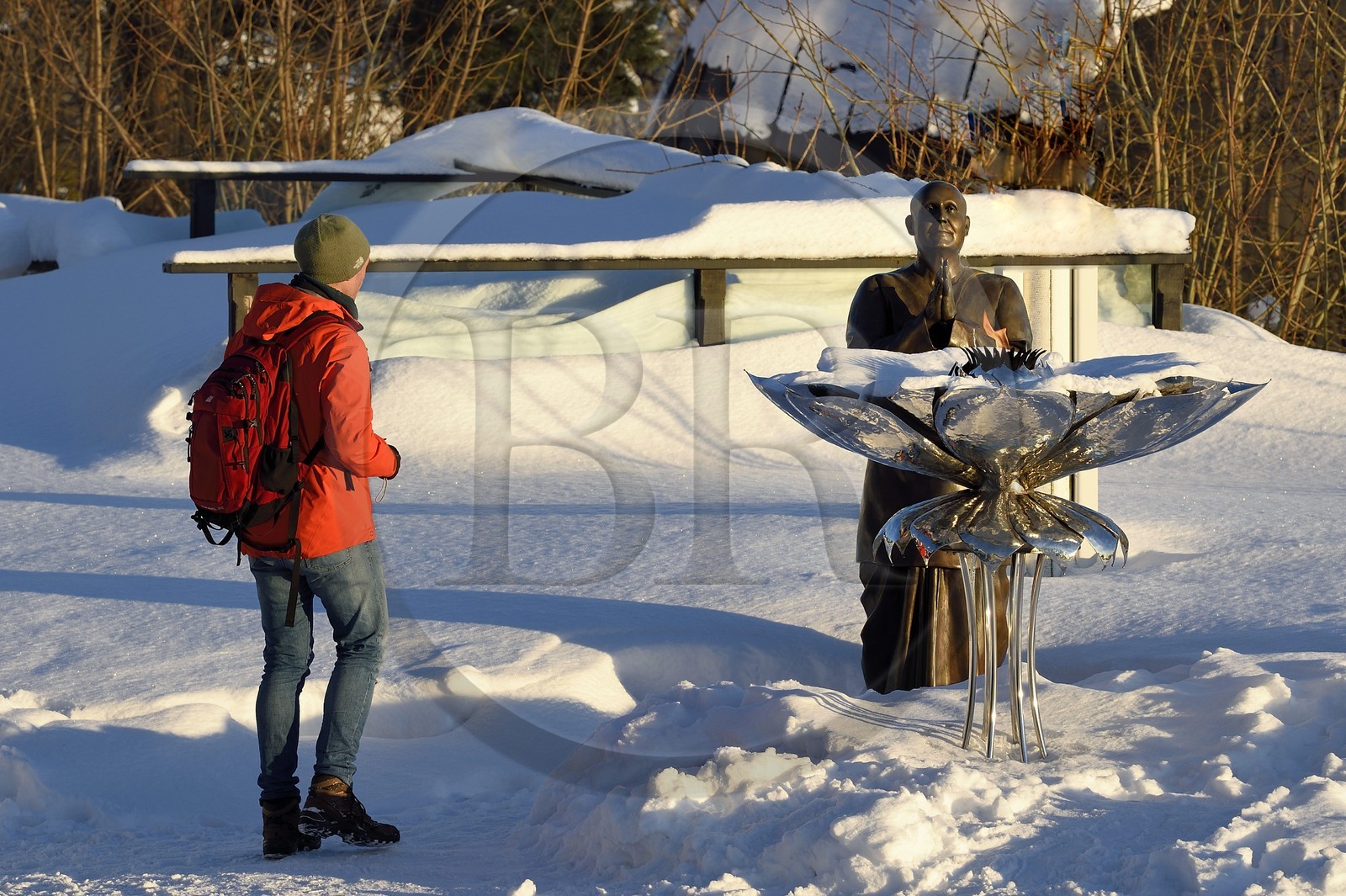Norvège, Oslo, quartier de Holmenkollen, statue de Sri Chinmoy avec la flamme de la paix éternelle