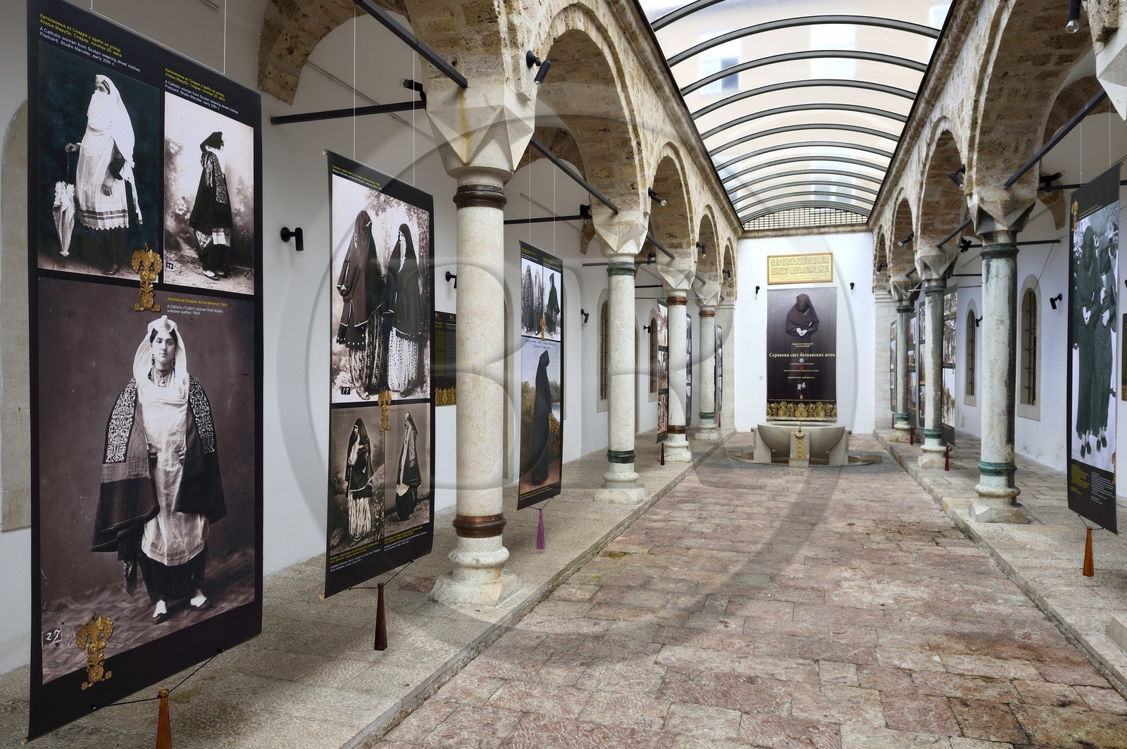 Bosnie-Herzégovine, Sarajevo, quartier de Bascarsija dans la vieille ville, exposition de photos de femmes de Bosnie au Hanikah de Gazi Husrev-Bey