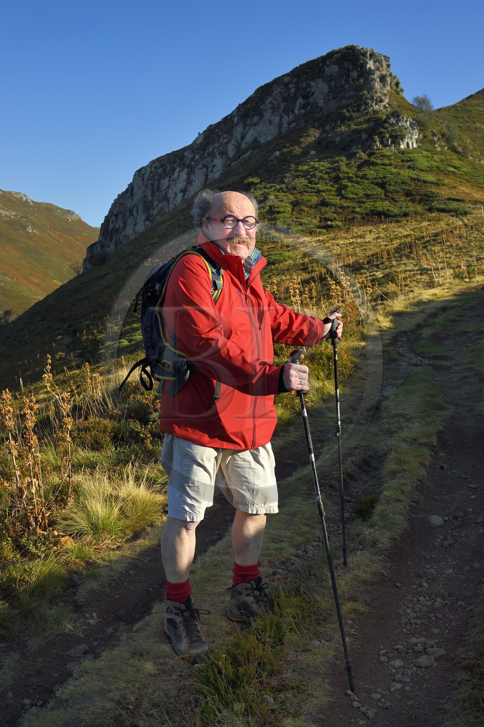 France, Cantal (15), Parc Naturel Régional des Volcans d'Auvergne, Le Lioran, col de Rombière, Bernard Quinsat qui a imaginé dans les années 2000 la Via Arverna sur le chemin de Saint-Jacques de Compostelle et fondateur de la maison d’édition de guides Chamina, le col de Cabre et le Puy Bataillouse en arrière plan