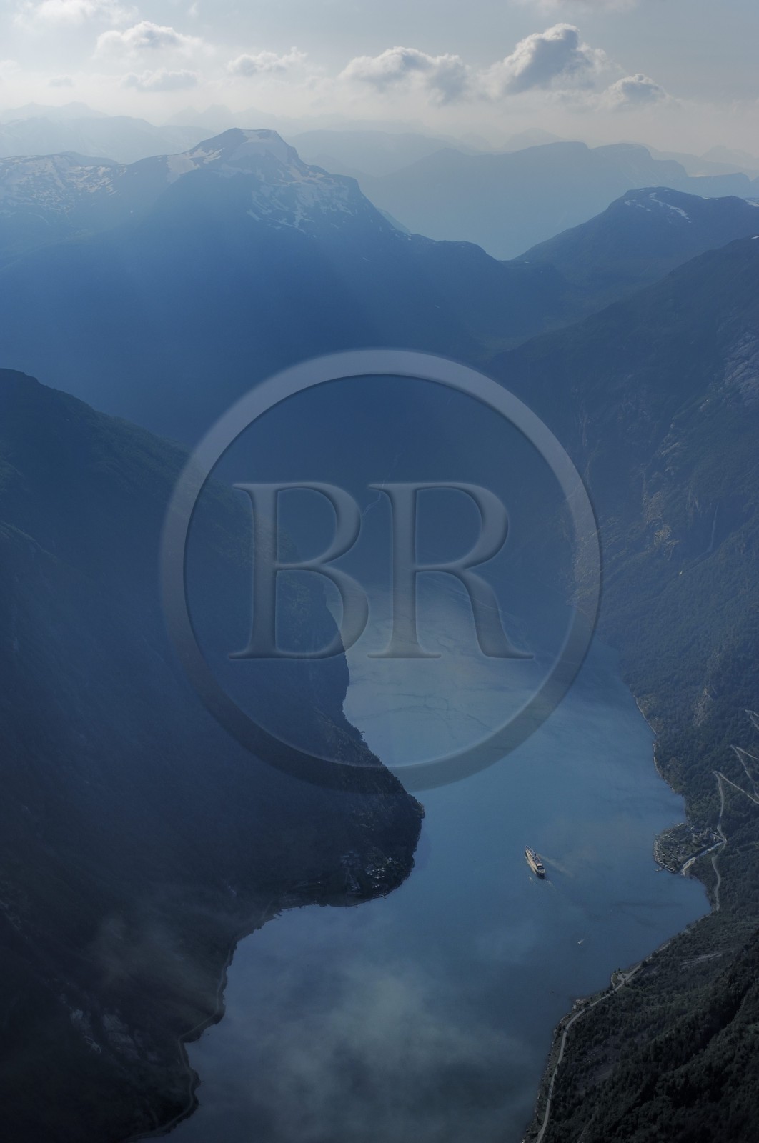 Norvège, More Og Romsdal, bateau de croisière dans le Geirangerfjord (vue aérienne)