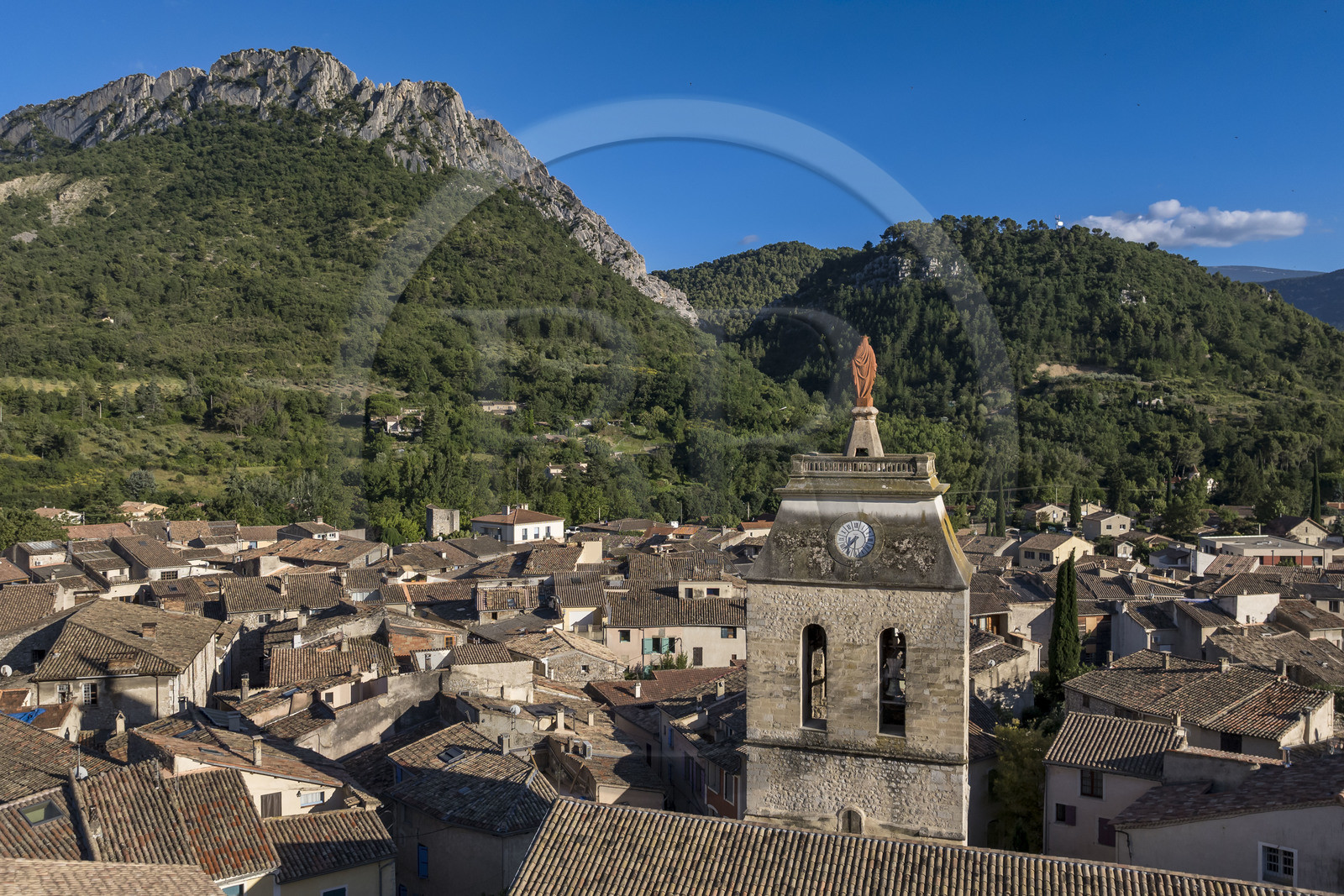 France, Drôme (26), parc naturel régional des Baronnies provençales, Buis-les-Baronnies surplombé par la grande lame de calcaire du Rocher de Saint-Julien, l'église Notre Dame de Nazareth (XIIIe siècle) au premier plan (vue aérienne)
