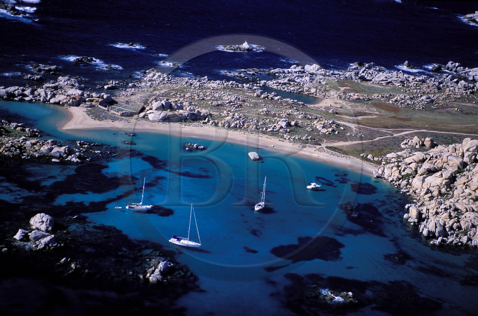 France, Corse-du-Sud (2A), bateaux au mouillage dans l'archipel des îles Lavezzi (vue aérienne)