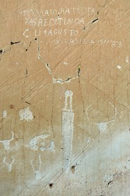 France, Alpes-Maritimes (06), parc national du Mercantour, Vallée des Merveilles vers le Pas de l'Arpette, roche gravée de figures corniformes, de poignards, d'incisions linéaires et d'un graffiti de Battista Maro qui est probablement le berger qui a le plus laissé son empreinte sur le site au début du siècle dernier