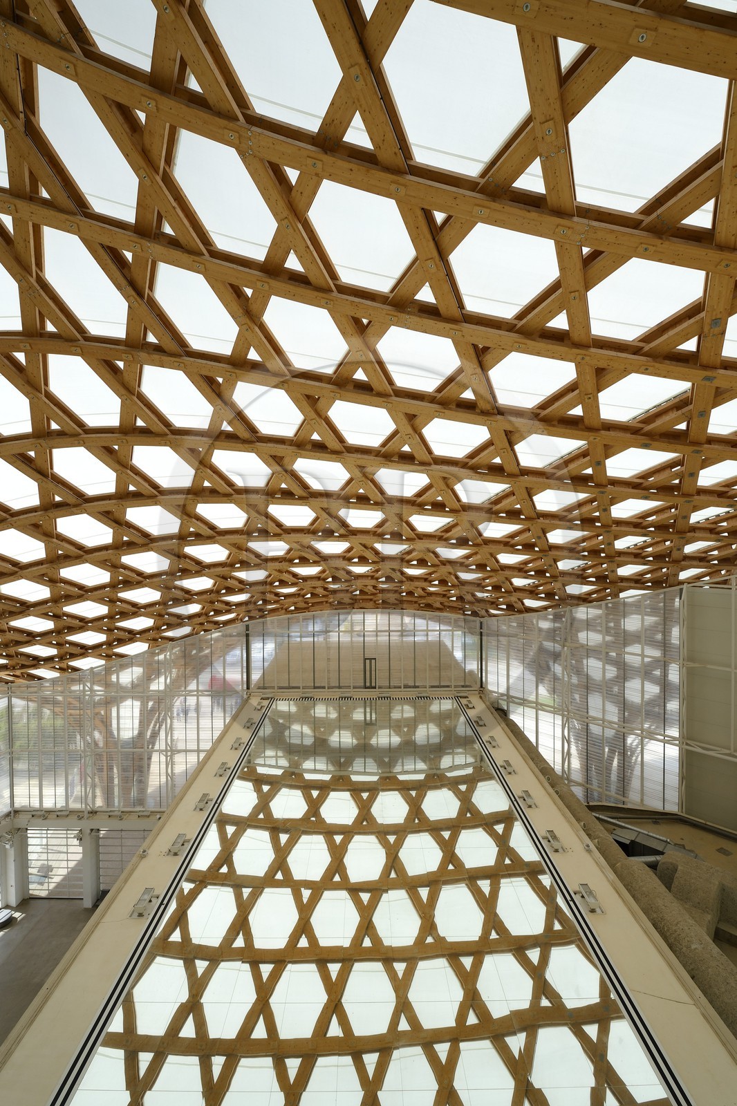 France, Moselle (57), Metz, quartier de l'Amphithéâtre, le Centre Pompidou-Metz, centre d'art conçus par les architectes Shigeru Ban et Jean de Gastines, le grand miroir de Daniel Buren