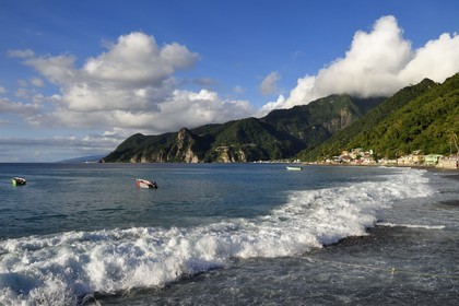 Caraïbes, Ile de la Dominique, la baie de Soufrière, village de Scotts Head et de Soufrière en arrière plan