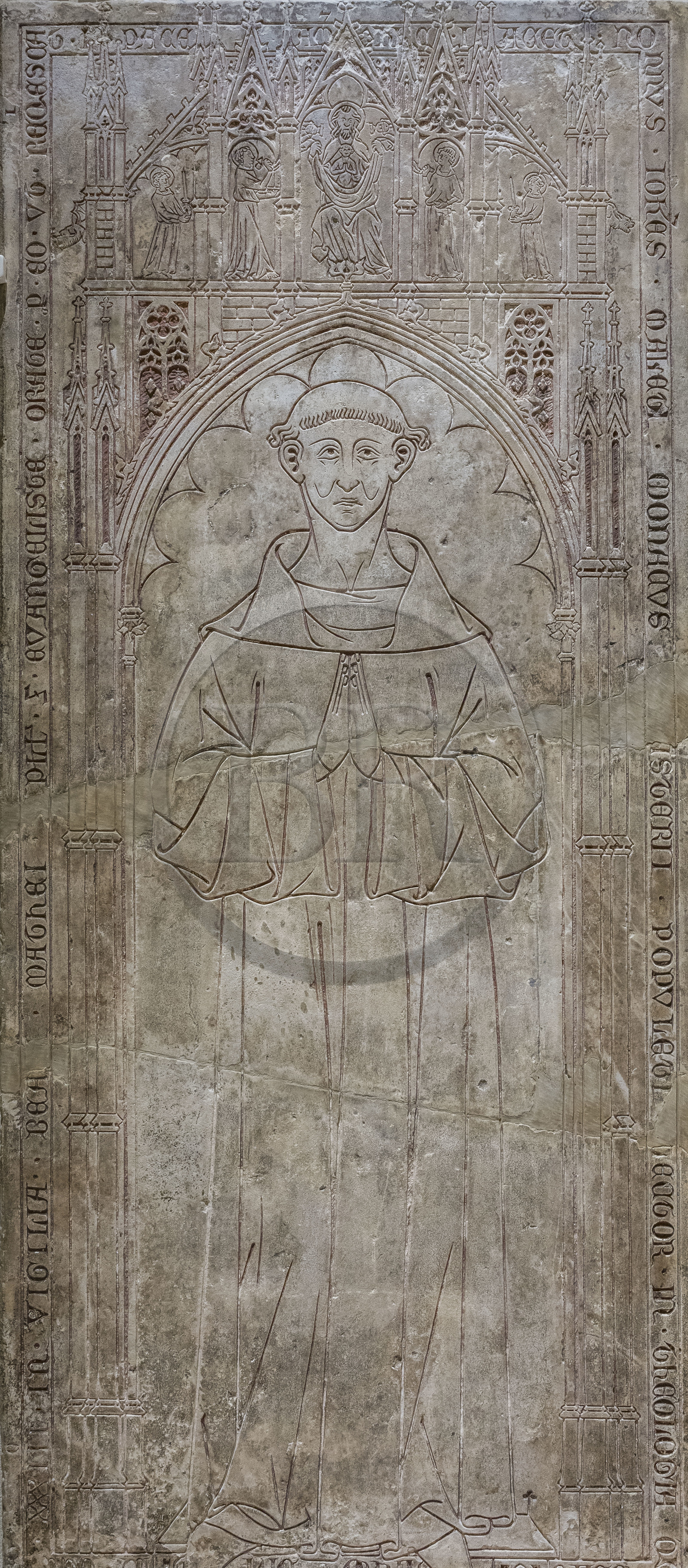 France, Paris (75), Musée de Cluny - Musée national du Moyen-Age, dalle funéraire de Jean de Mallet (+1333) moine de l'abbaye de Poblet en Catalogne, provient de l'église des Bernardins à Paris