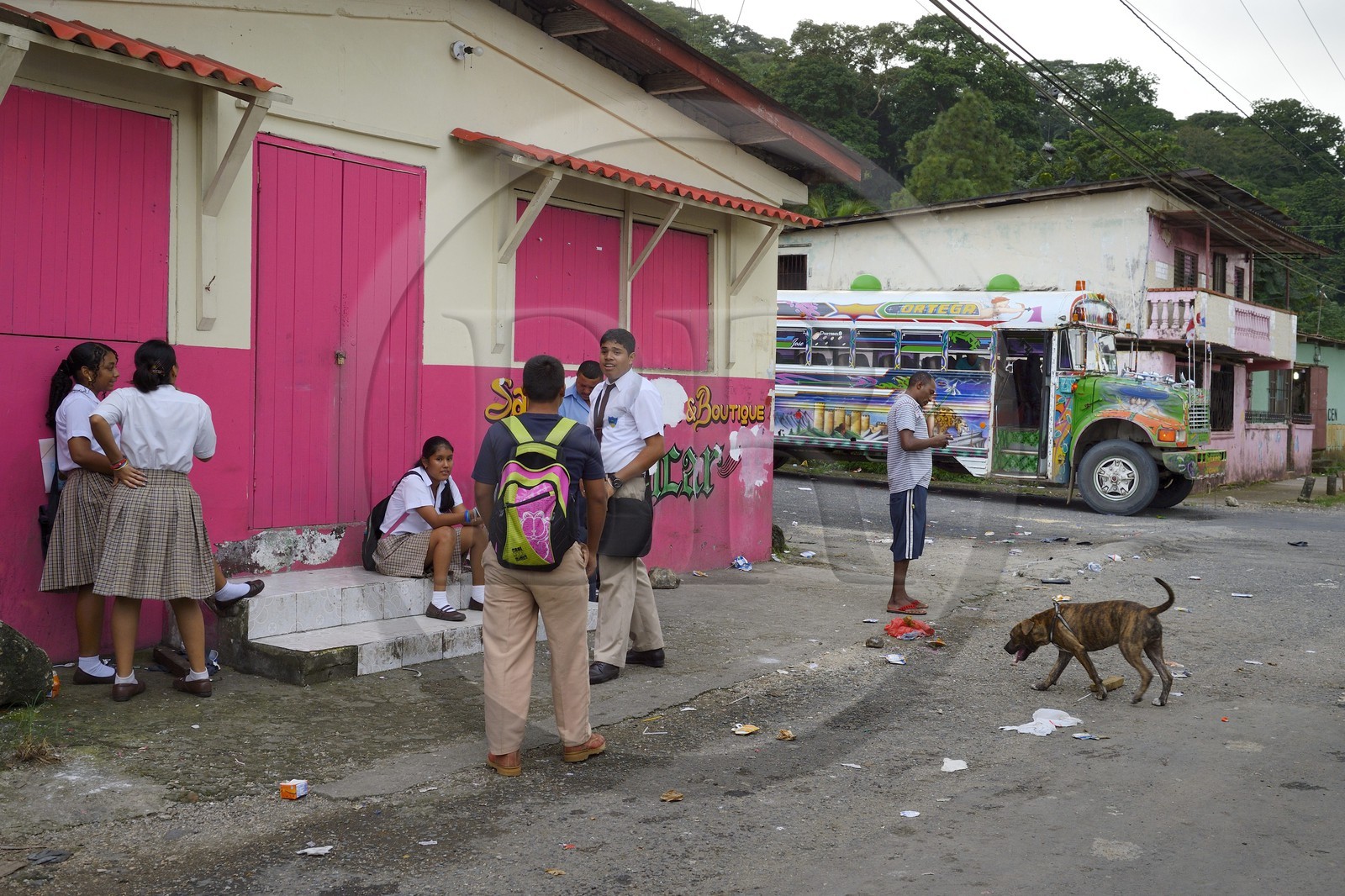 Panama,  province de Colon, Portobelo, bus appellés Diablo Rojo (Diable Rouge) recouverts de peintures criardes