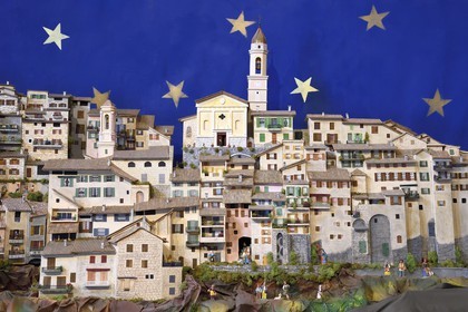 France, Alpes-Maritimes (06), Lucéram, dans la chapelle Saint-Pierre, le village reconstitué sous la forme d'une crèche provençale de dix mètres de long et peuplée de plus de 200 santons