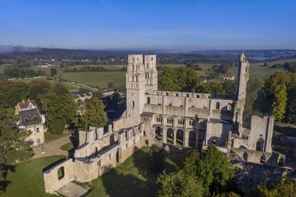 France, Seine-Maritime (76), Pays de Caux, Parc naturel régional des Boucles de la Seine normande, Jumièges, abbaye Saint-Pierre de Jumièges fondée au VIIe siècle (vue aérienne)