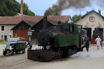 France, Moselle (57), Abreschviller, le petit train anciennement train forestier, Locomotive 02 + 20 T Mallet N°476, construite par la Maschinenfabrik Heilbronn en 1906 pour le réseau (exemplaire unique) et Draisine Hotchkiss construite par le réseau en 1930 pour le transport des ouvriers (12 places)