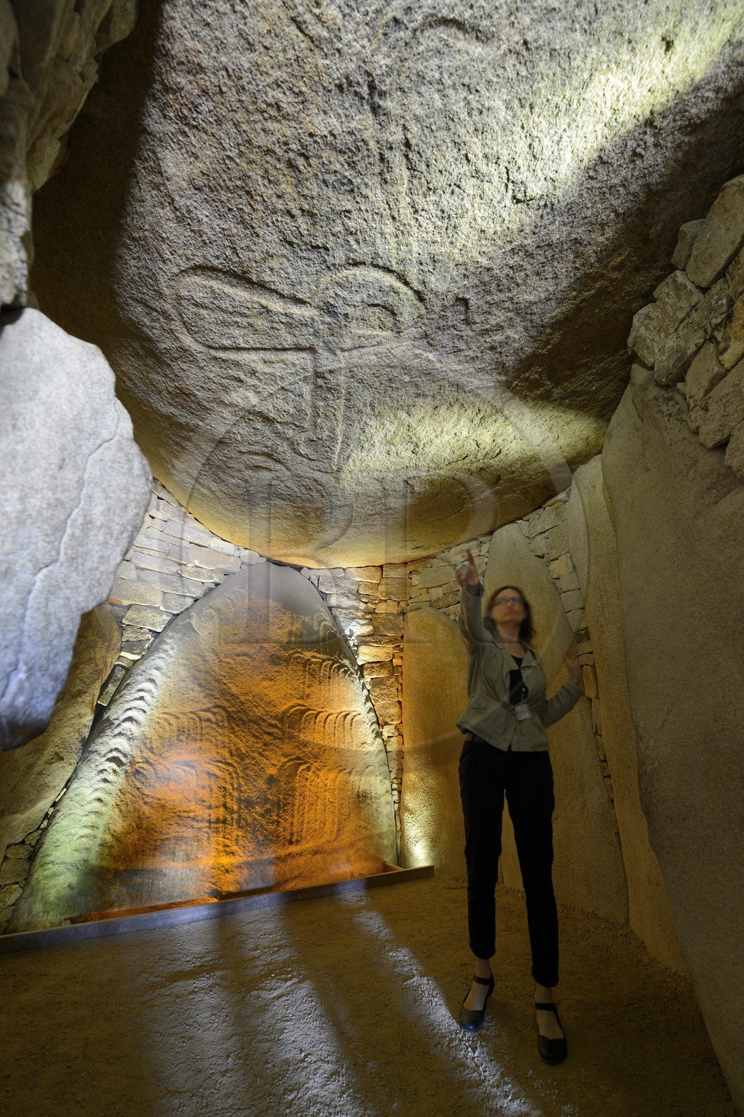 France, Morbihan (56), Golfe du Morbihan, Locmariaquer, le cairn de la Table des Marchands, dalle gravée d’une hache emmanchée