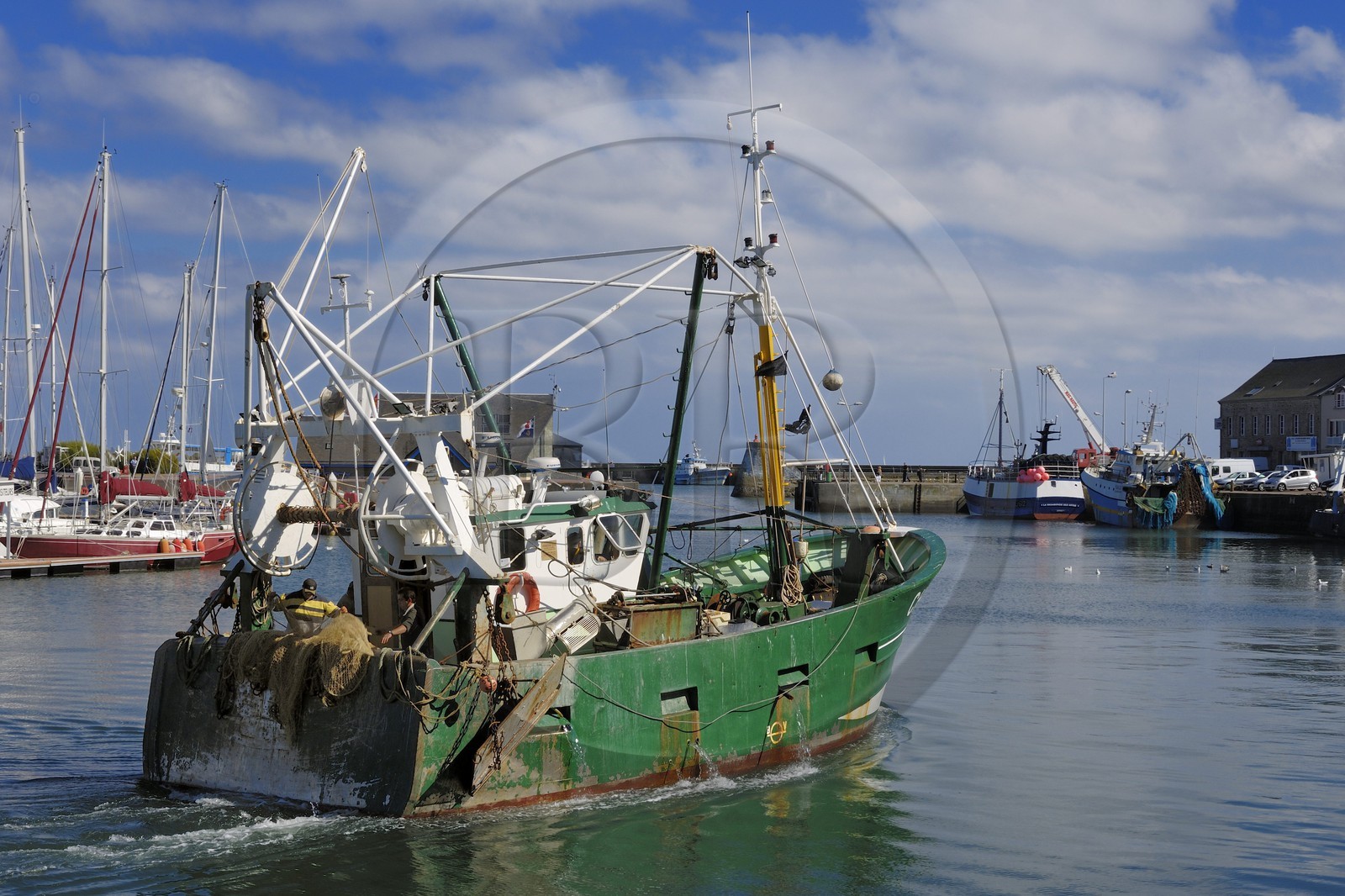 France, Manche (50), Val de Saire, port de Saint-Vaast-la-Hougue, chalutier en partance pour la pêche