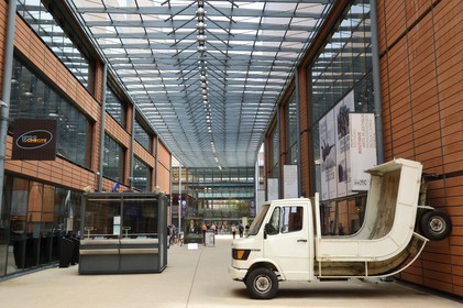 France, Rhône (69), Lyon, la Cité Internationale conçu par l'architecte Renzo Piano, Camion (2007) de Erwin Wurm, collection du Musée d'art contemporain de Lyon