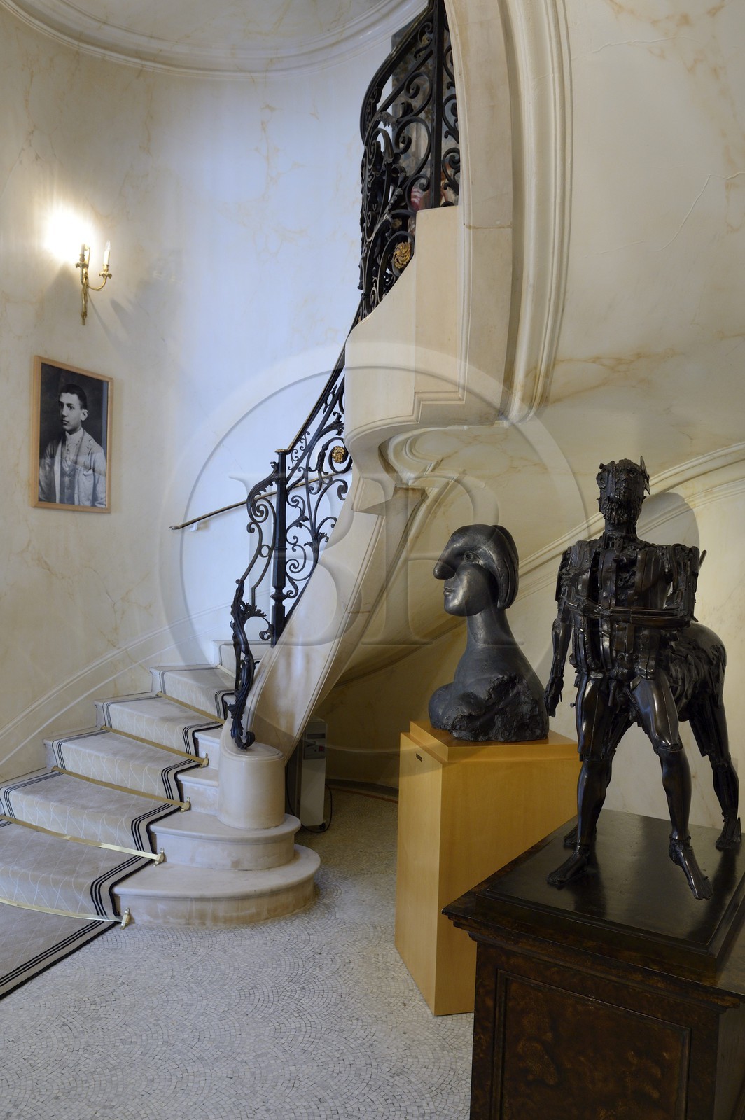 France, Alpes-Maritimes (06), Cannes, la villa La Californie où vécu Pablo Picasso, aujourd'hui renommé le Pavillon de Flore par Marina Picasso, photo de Pablo Picasso jeune dans le grand escalier, sculpture de Picasso (buste de femme Marie-Thérèse) et de Cesar au premier plan