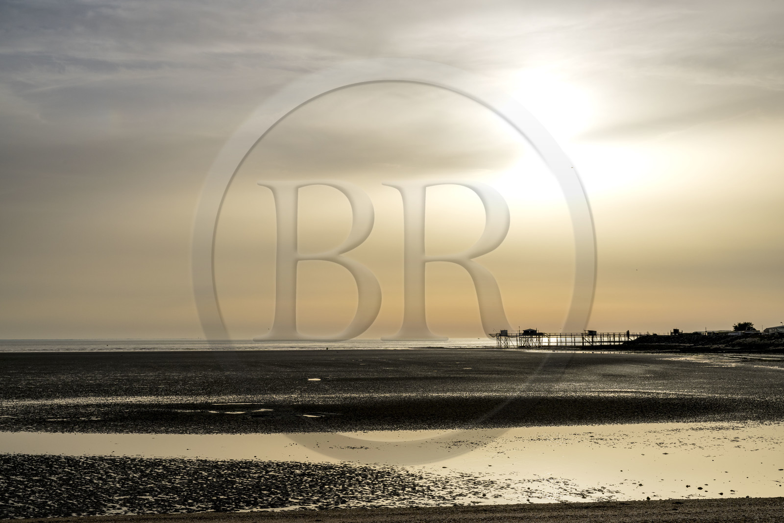 France, Charente-Maritime (17), La Rochelle, Aytré, les cabanes de pêche traditionnelle au carrelet en bordure de la plage du Paradis à Besselue