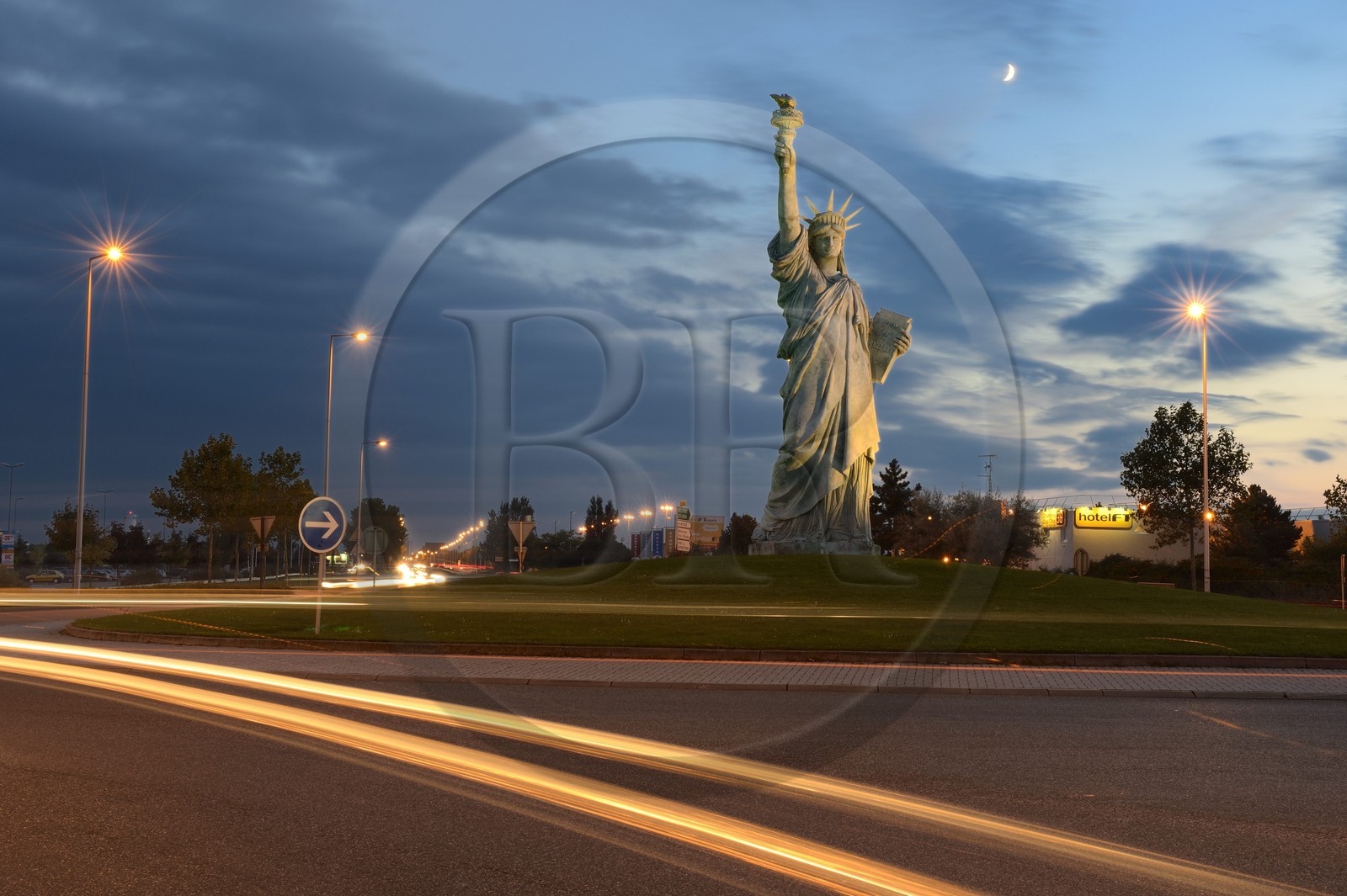 France, Haut-Rhin (68), Colmar, réplique de la statue de la Liberté  de Auguste Bartholdi sur la route de Strasbourg, elle est d’une hauteur de 12 mètres au flambeau