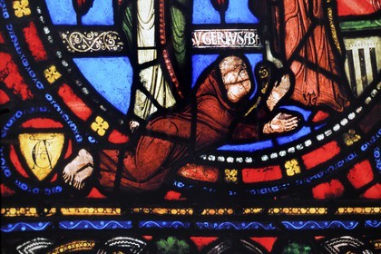 France, Seine-Saint-Denis (93), Saint-Denis, la basilique de Saint-Denis, détail d'un vitrail du 12ème siècle où l'Abbé Suger s'est fait représenter au pied de la Vierge