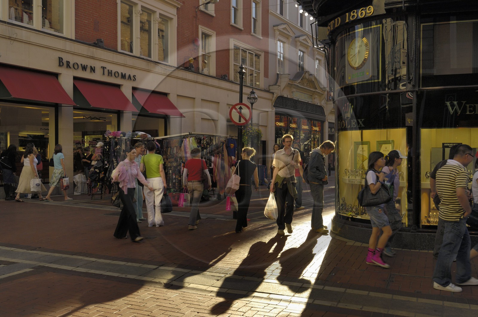 Republic of Ireland, County Dublin, Dublin, down town shopping street