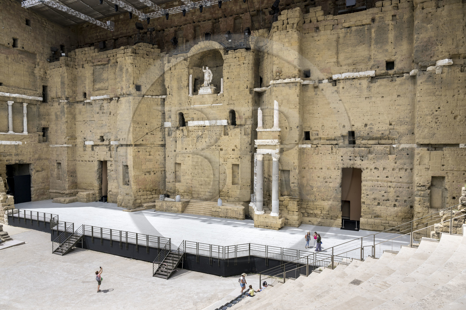 France, Vaucluse (84), Orange, le théatre antique classé Patrimoine Mondial de l'UNESCO, construit sous le règne d'Auguste au Ier siècle, la niche du mur de scène abrite une statue colossale dite de l'empereur Auguste de 3,50 m de haut dont la tête n'est pas d'origine