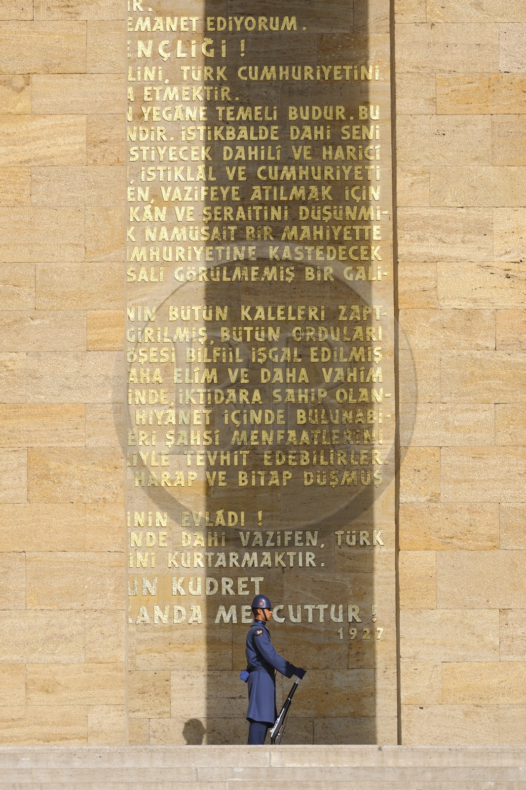 Turkey, Central Anatolia, Ankara, soldier mounting guard in front of the Ataturk Mausoleum