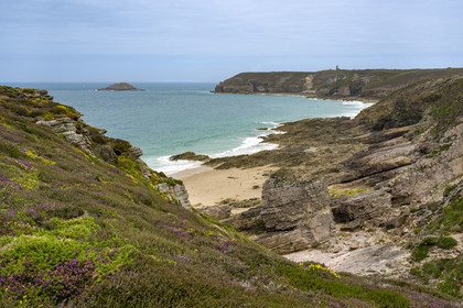 France, Côtes d'Armor (22), Grand Site de France Cap d'Erquy – Cap Fréhel, Plévenon, la plage de Pory du Croc et le phare du Cap Fréhel en arrière plan