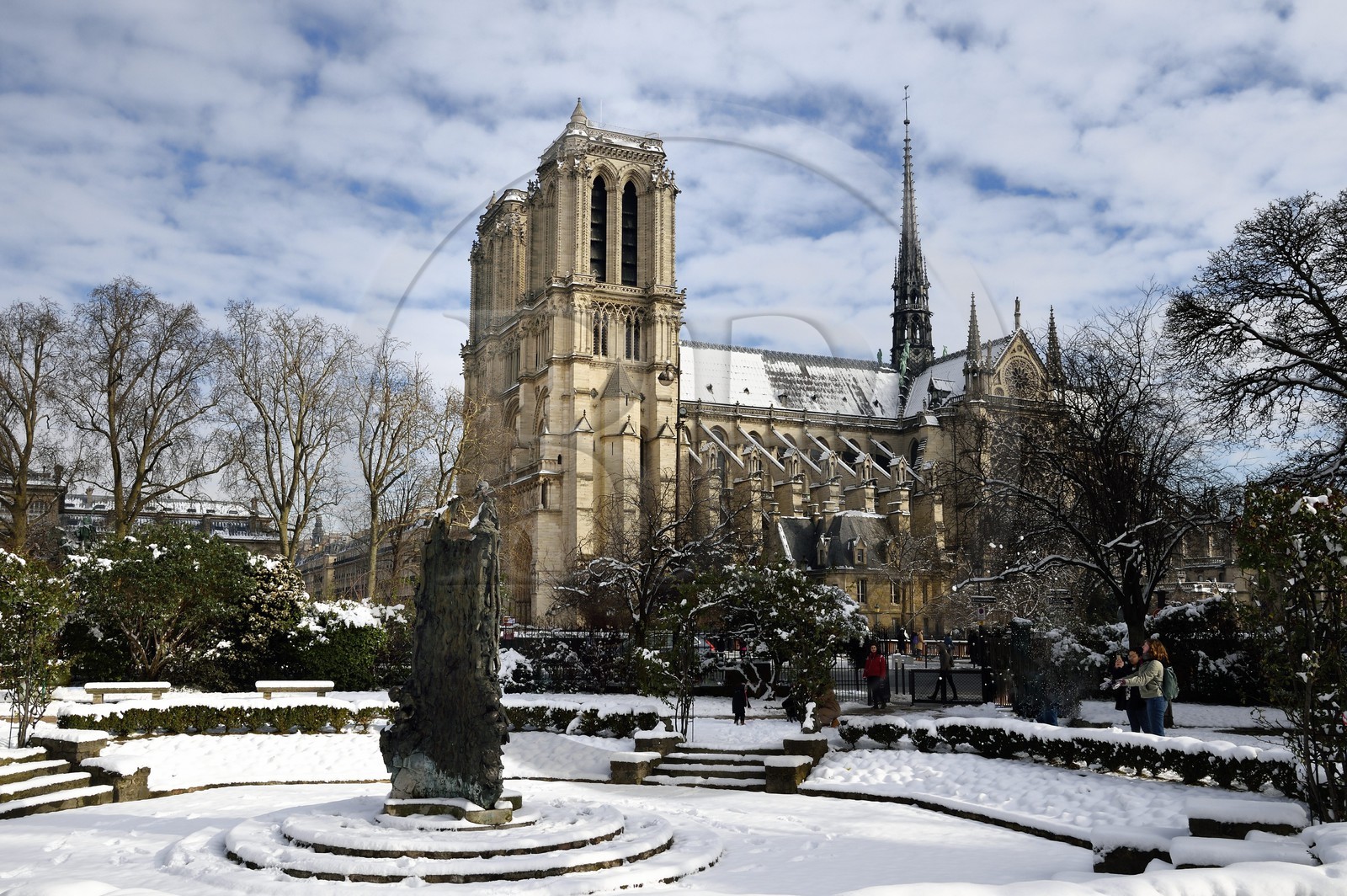 France, Paris, area listed as World Heritage by UNESCO, the banks of the Seine, classified World Heritage by UNESCO, the Notre-Dame Cathedral under the snow on the Ile de la Cité and the public garden René Viviani