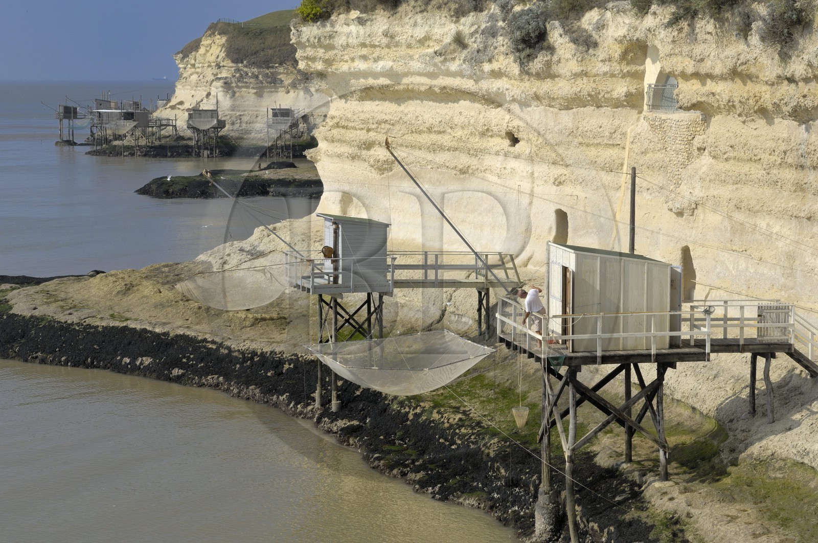 France, Charente-Maritime (17), Meschers-sur-Gironde, carrelets des grottes du Regulus