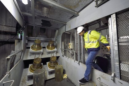 France, entre Calvados (14) et Seine-Maritime (76), le Pont de Normandie enjambe la Seine, encrage dans le pylone de haubans qui soutiennent le pont