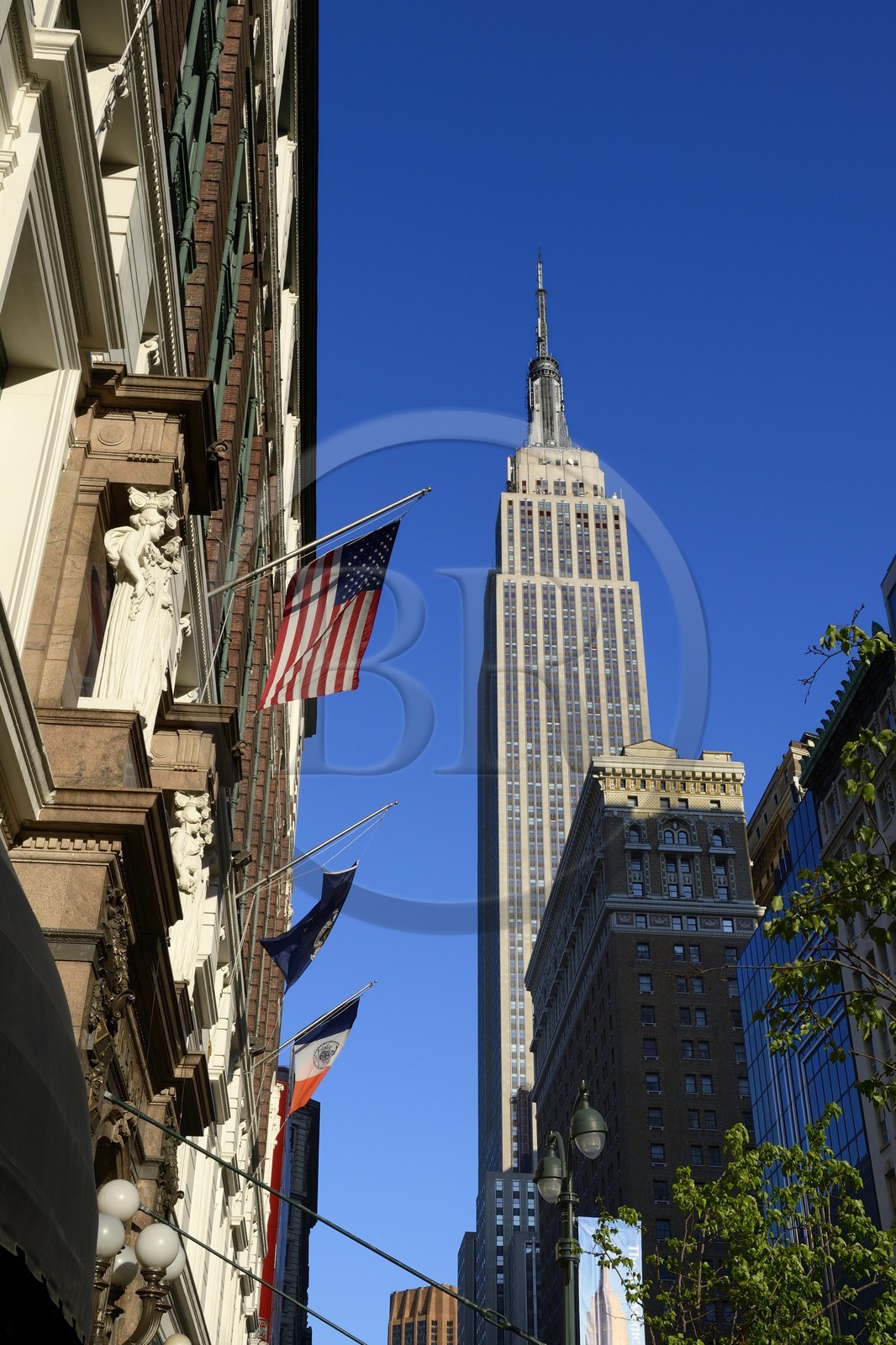 Etats-Unis, New York, Manhattan, Midtown, l'Empire State Building dans 34th Street et la facade du grand magasin Macy's