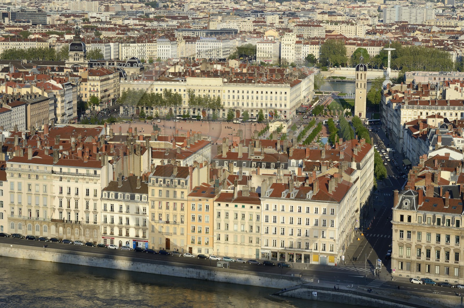 France, Rhône (69), Lyon, site historique classé Patrimoine Mondial de l'UNESCO, la place Bellecour et Le clocher de la charité Place Antonin-Poncet dans le quartier de la Presqu'Ile entre Saône et Rhône