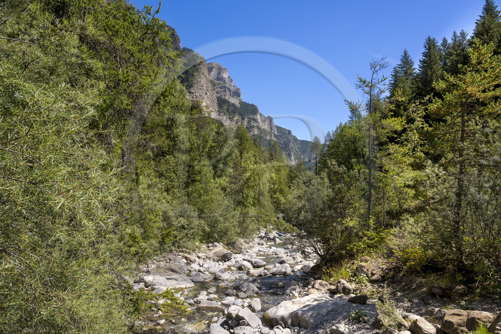 France, Hautes Alpes (05), Chateauroux-les-Alpes, randonnée de la Cascade de la Pisse par le canal de Gramorel, la rivière du Rabioux aux portes du Parc national des Écrins