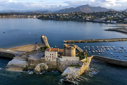 France, Pyrénées-Atlantiques (64), la côte du Pays-Basque, Ciboure, le fort de Socoa construit sous Louis XIII remanié par Vauban et son petit port de plaisance dans la baie de Saint-Jean-de-Luz, la montagne de La Rhune en arrière plan (vue aérienne)