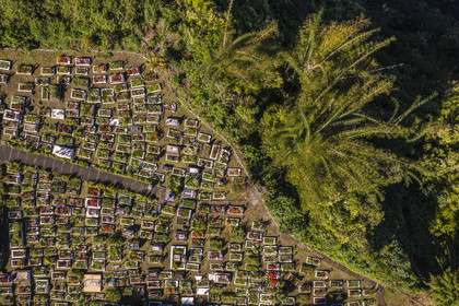 France, Ile de la Reunion, Cirque de Salazie, classé Patrimoine Mondial de l'UNESCO, Hell-Bourg, labellisé les Plus Beaux Villages de France, le cimetière constitué de tombes en pleine terre fleuries naturellement (vue aérienne)