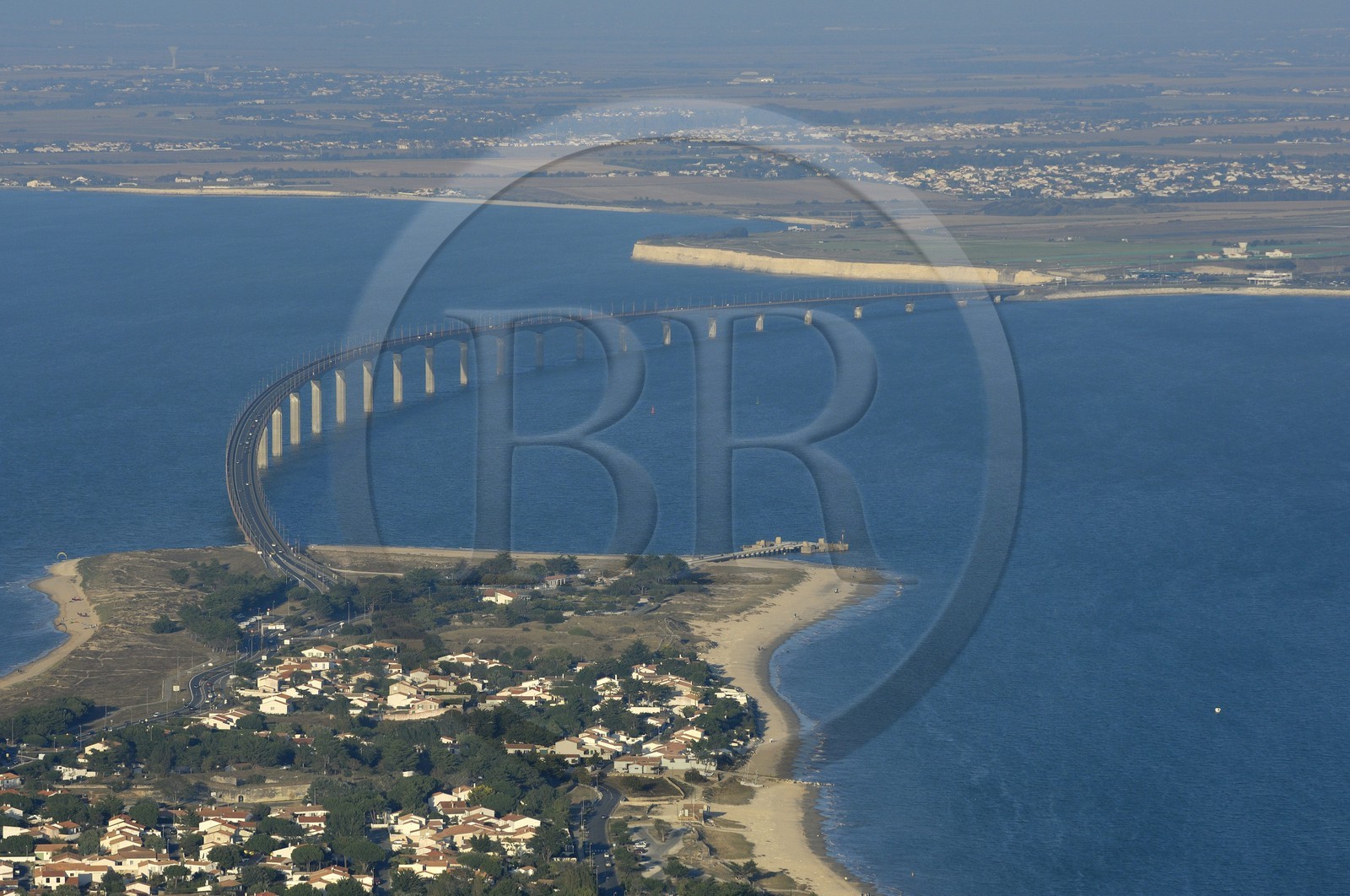 France, Charente-Maritime (17), Pont-viaduc de l'île de Ré (vue aérienne)