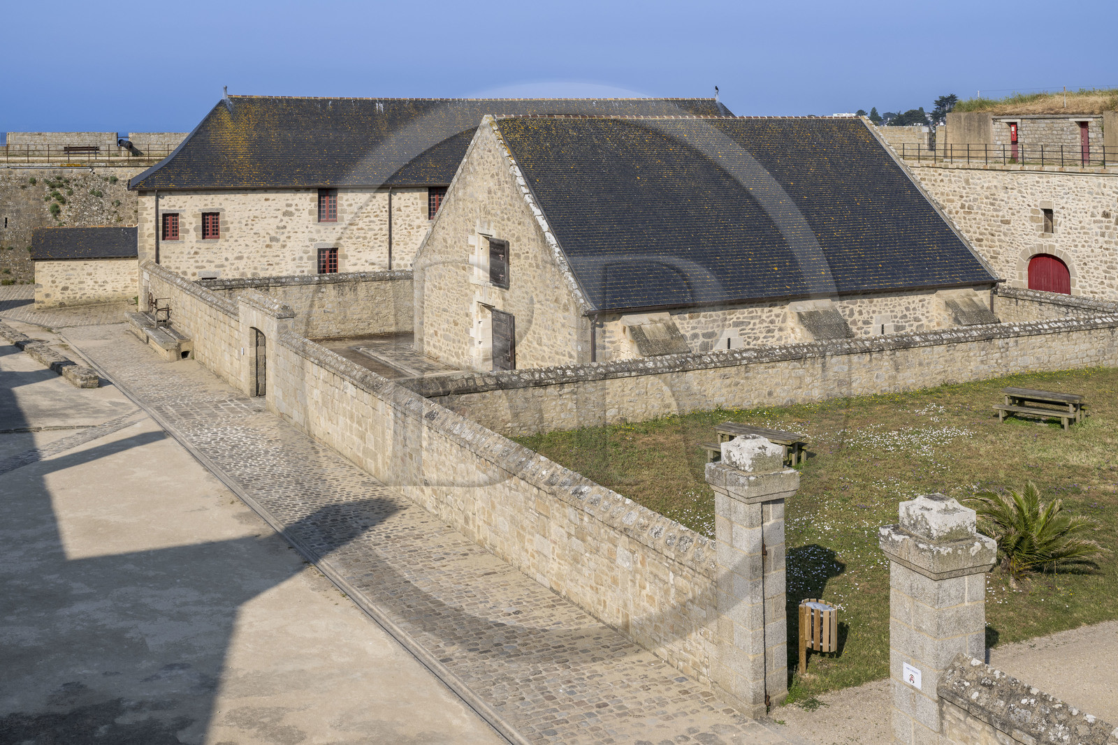 France, Morbihan (56), Port-Louis, la citadelle de Port-Louis remaniée par Vauban à l'entrée de la rade de Lorient, batiment de la poudrière et l'arsenal en arrière plan