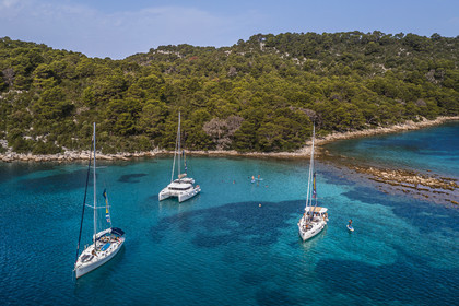 Croatie, Dalmatie, cote dalmate, Ile de Mljet, Parc national de Mljet, mouillage de voiliers dans la baie de Polace (vue aérienne)