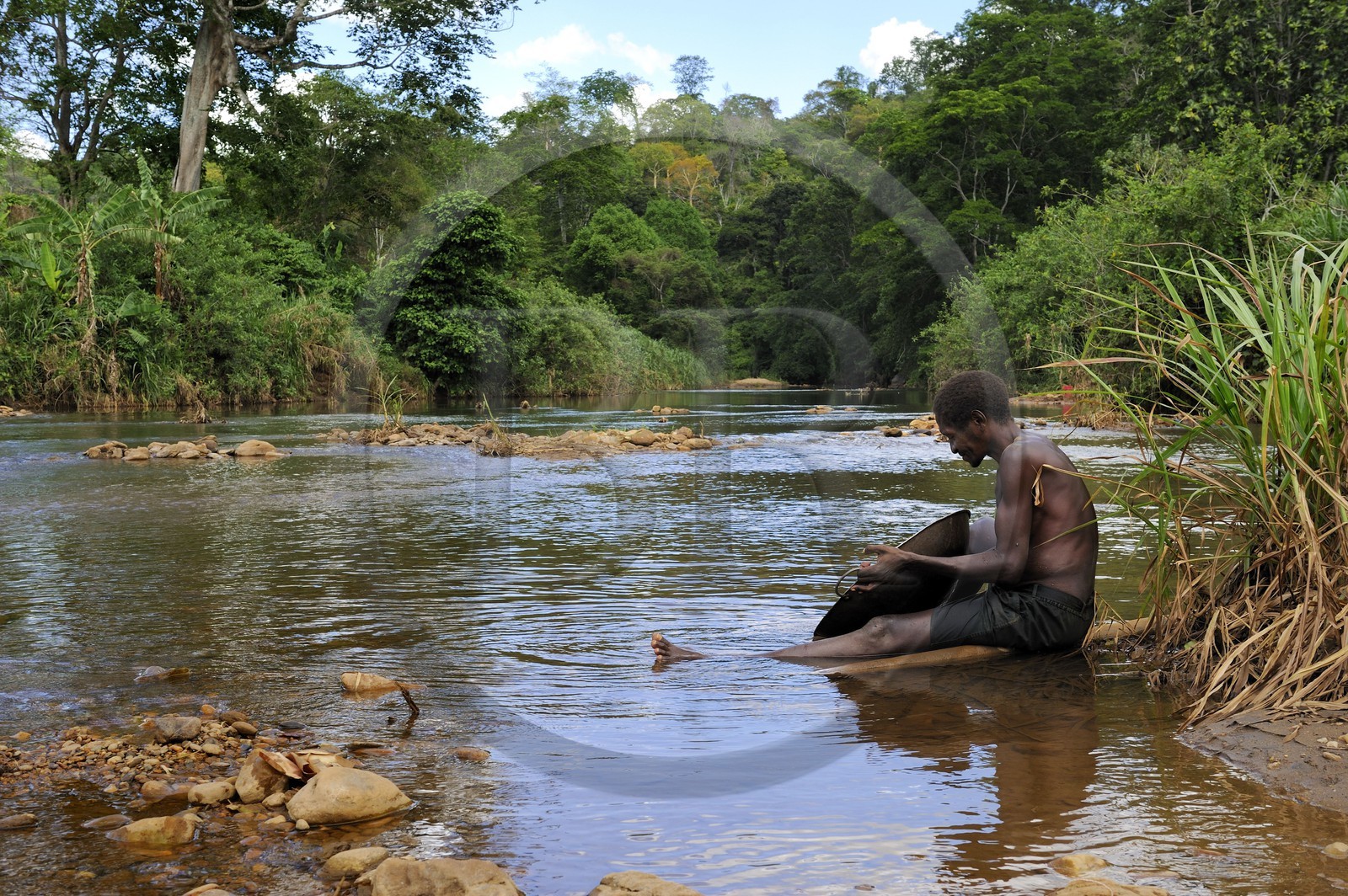 Tanzania, Morogoro district, Uluguru mountains, gold diggers on the river Ruvu
