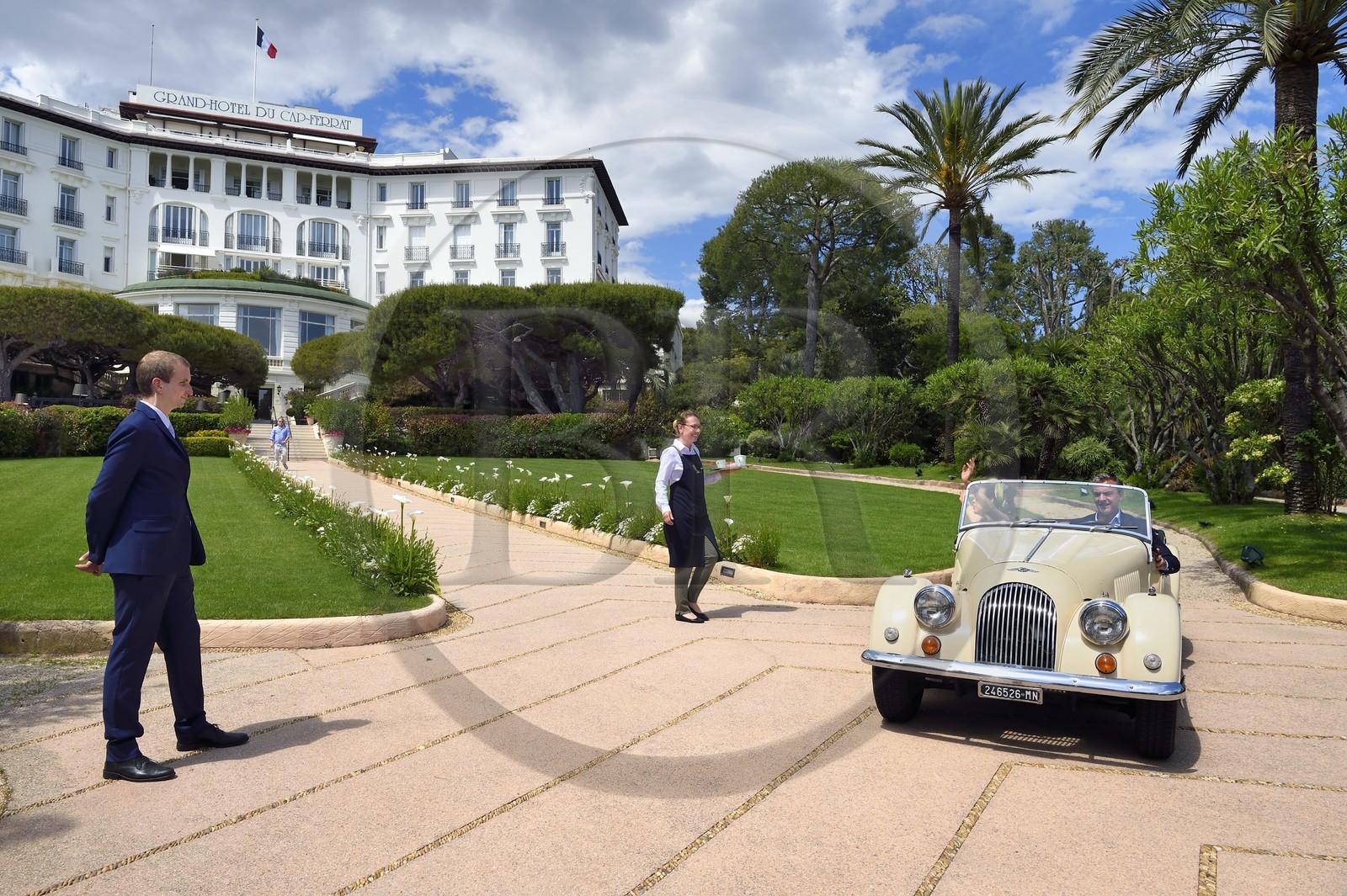 France, Alpes Maritimes (06), Saint-Jean-Cap-Ferrat, Grand-Hotel du Cap-Ferrat, palace 5 étoiles du groupe Four Seasons Hotel, le portier accueille des clients en Morgan Roadster 4 4