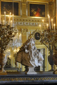 France, Yvelines (78), château de Versailles, classé Patrimoine Mondial de l'UNESCO, appartement du Roi, la chambre du Roi, buste de Louis XIV