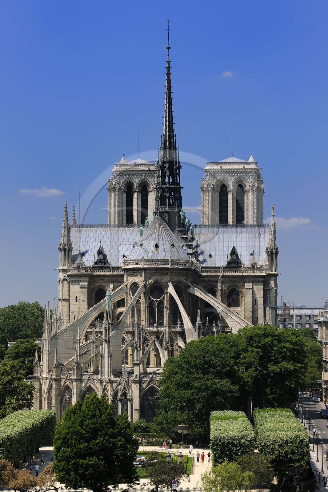 France, Paris (75), île de la Cité, la cathédrale Notre-Dame, le chevet et la flèche domine les statues de cuivre vert-de-grisé des douze apôtres avec les symboles des quatre évangélistes