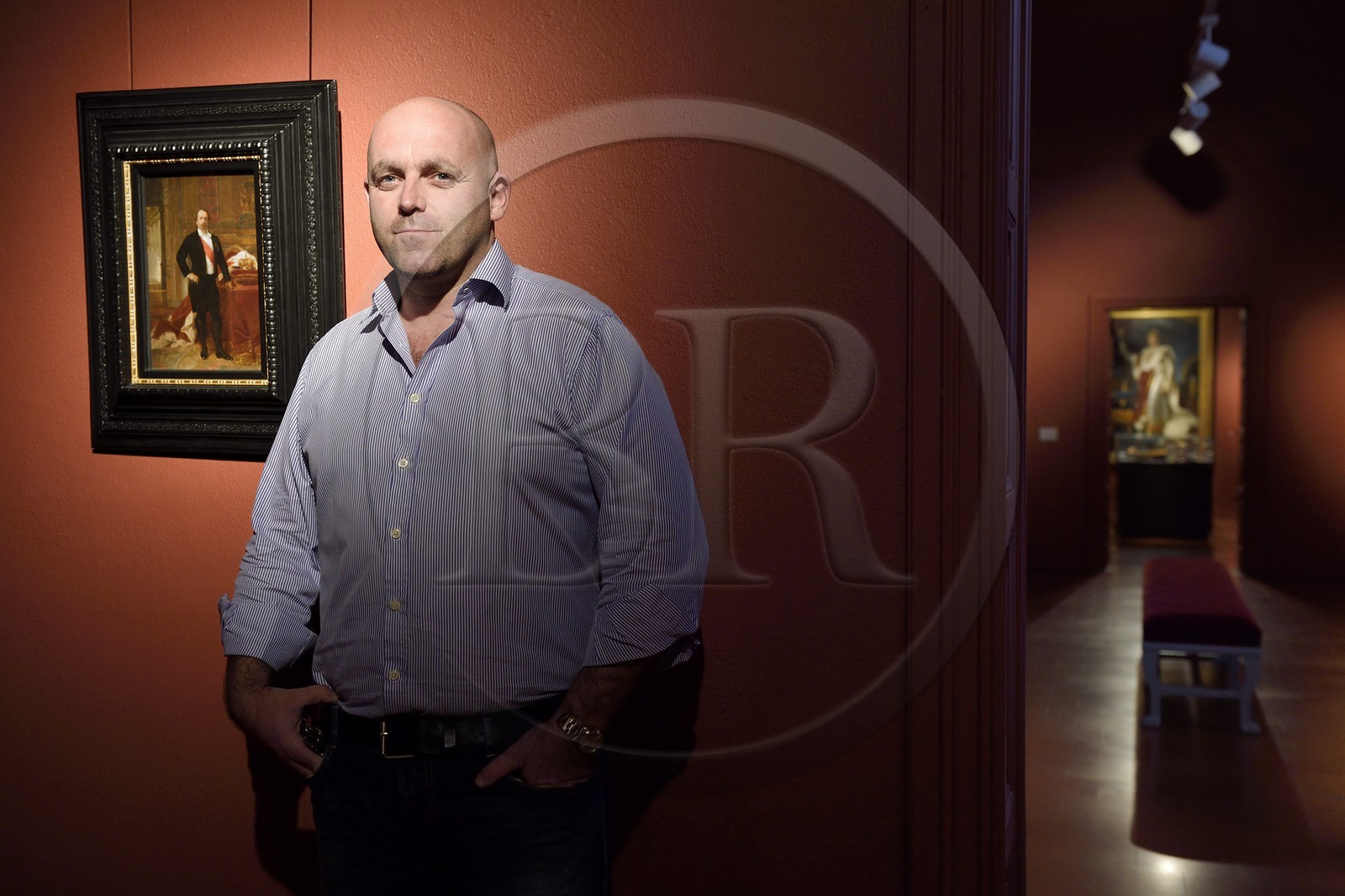 France, Corse-du-Sud (2A), Ajaccio, musée Fesch (musée des beaux-arts), Philippe Perfettini responsable des collections napoléoniennes au Musée Fesch, ici placé entre Napoléon III à gauche et Napoléon Bonaparte à droite