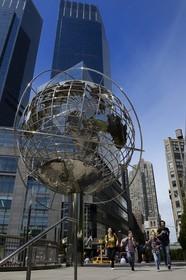 Etats-Unis, New York, Manhattan, Columbus Circle, mappemonde d'acier de la Trump Tower et le Time Warner Center à l'arrière-plan