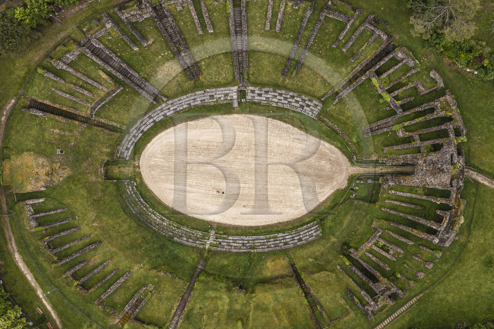 France, Charente-Maritime (17),  Saintonge, Saintes, amphithéâtre gallo-romain appelé localement les Arènes de Saintes, sa construction commence sous le règne de Tibère et s'achève sous le règne de Claude, vers 40 après JC, 127 mètres de long sur 102 de large, il pouvait accueillir près de 15 000 spectateurs (vue aérienne)