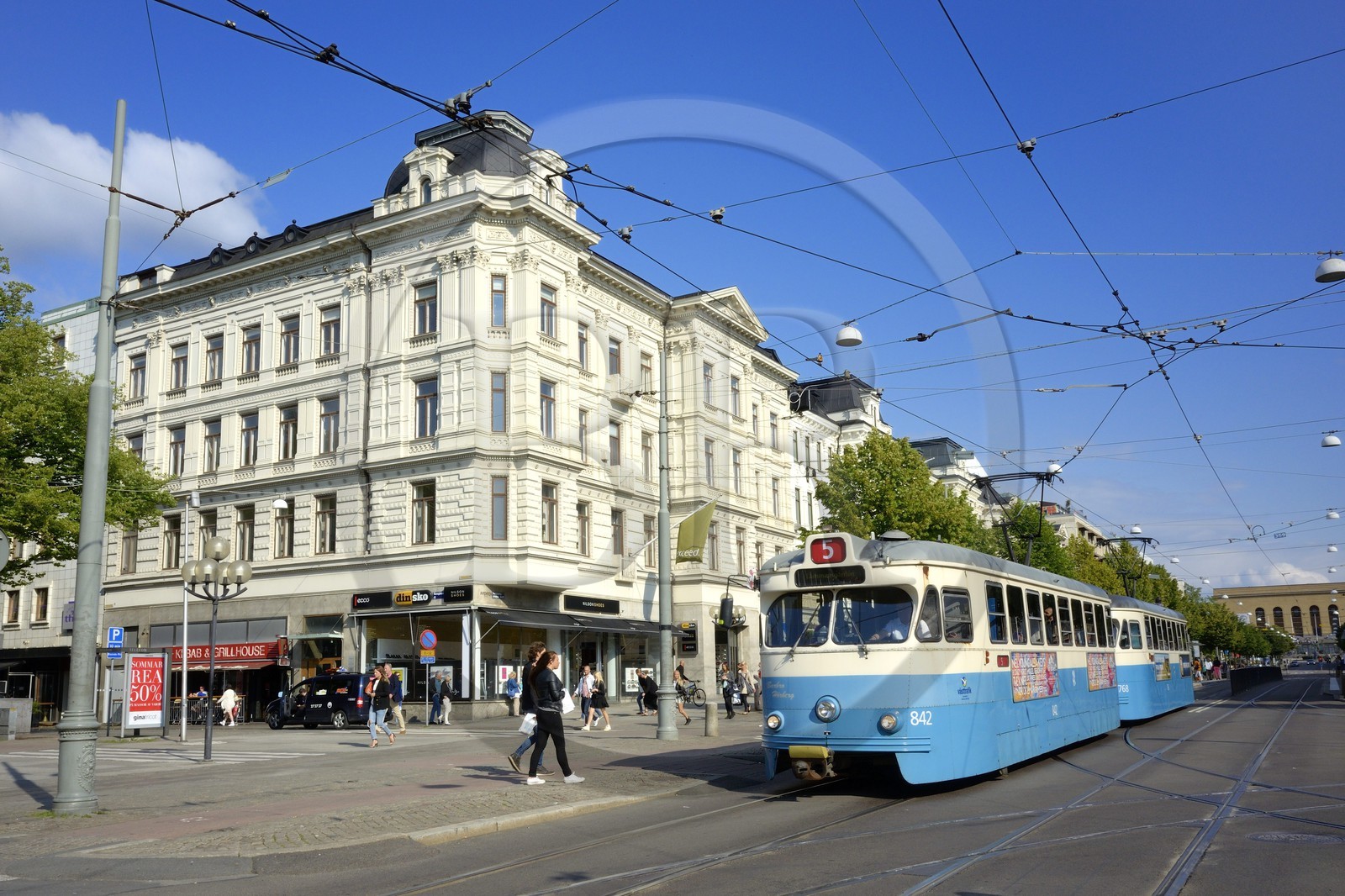 Suède, Västra Götaland, Göteborg (Gothenburg), tramways sur la rue principale Kungsportsavenyen