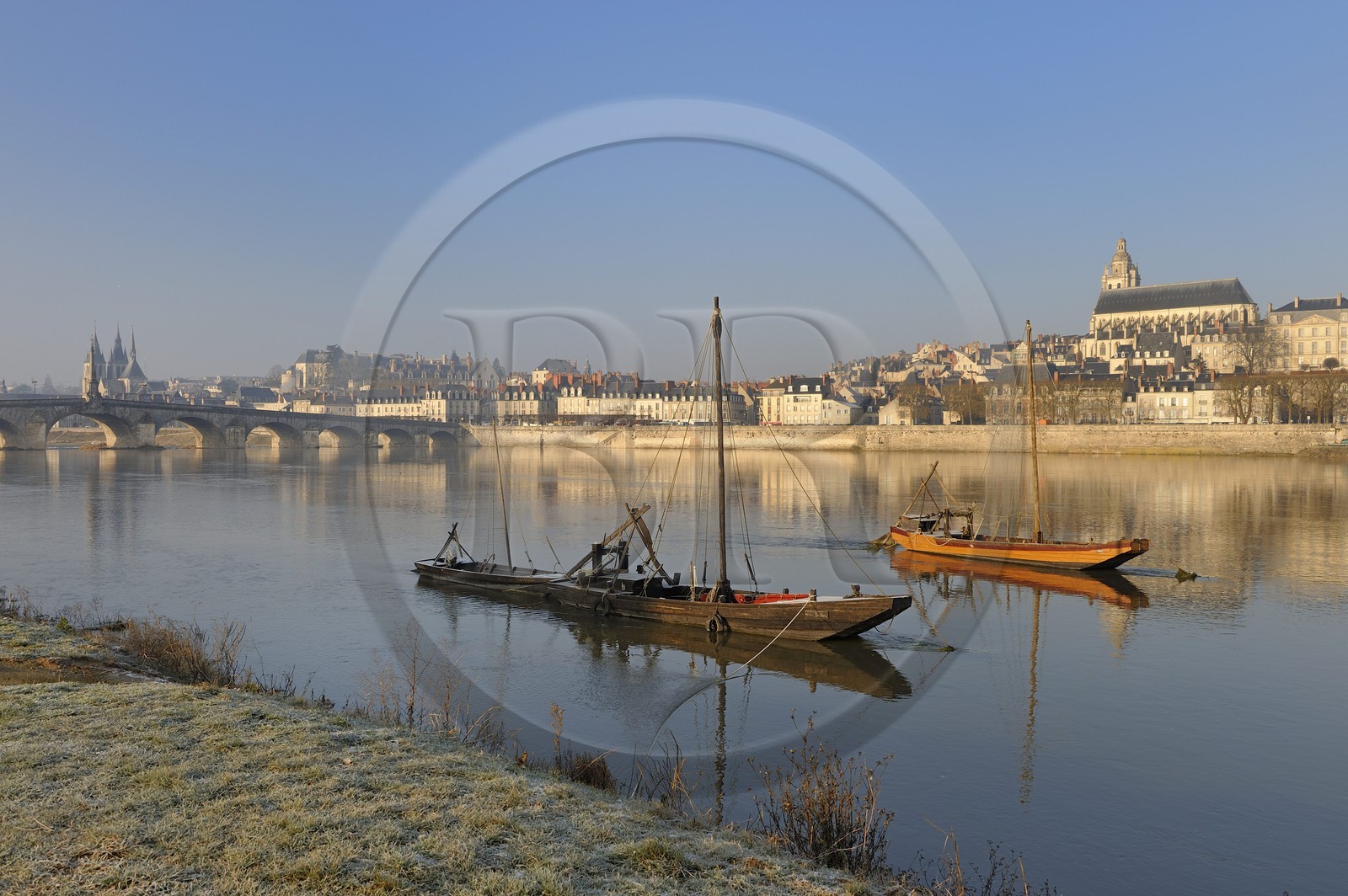 France, Loir et Cher (41), Vallée de la Loire classée au Patrimoine Mondial de l'UNESCO, Blois, les quais, le Pont Jacques Gabriel et des bateaux traditionnels