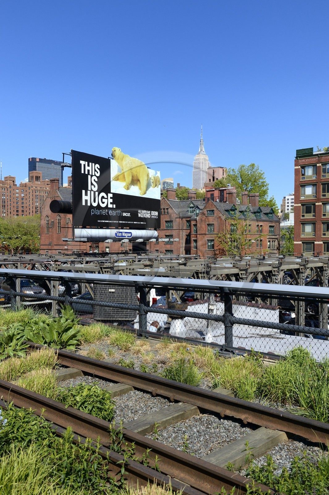 Etats-Unis, New York, Manhattan, Meatpacking district (Gansevoort Market), le High Line Park est une ancienne voie-ferrée aérienne partiellement réhabilitée en parc urbain suspendu, l'Empire State Building en arrière plan