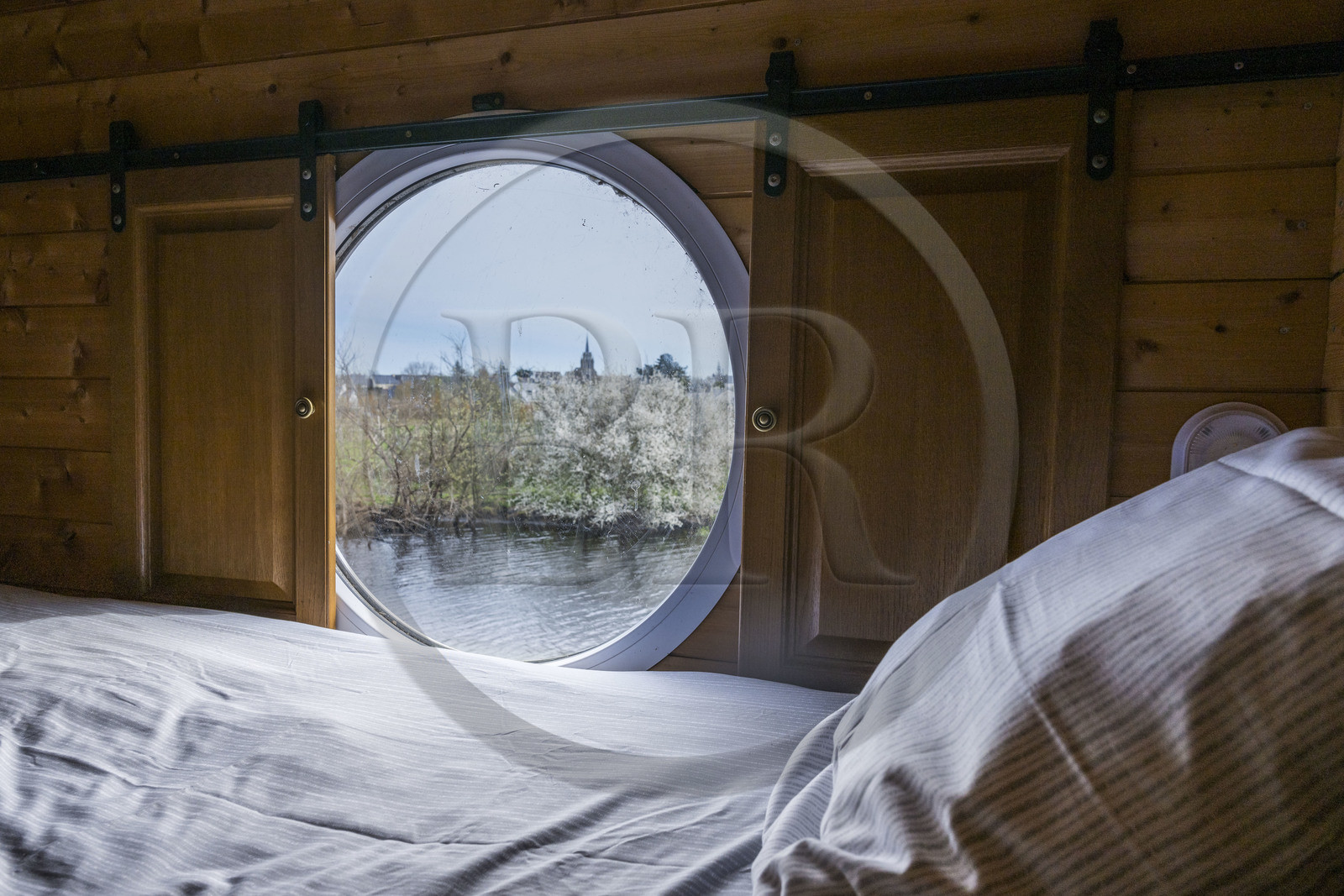 France, Loire-Atlantique (44), parc naturel regional de la Brière, Saint-Malo-de-Guersac, cabane gite Les Pêcheries Jumelles